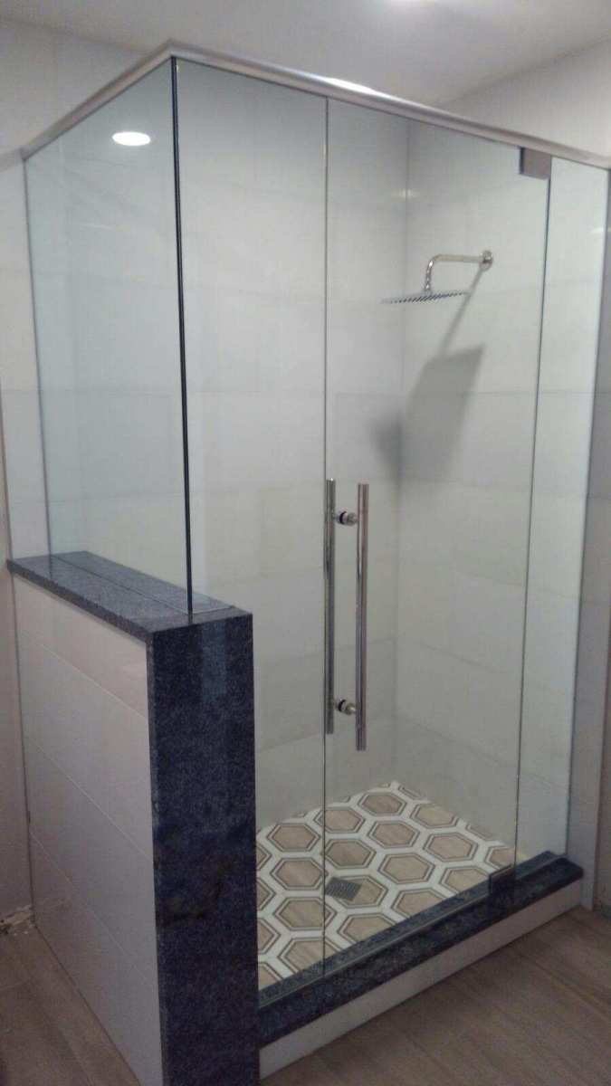 Lemon-Bay-Glass_Semi-frameless shower enclosures-with-Black