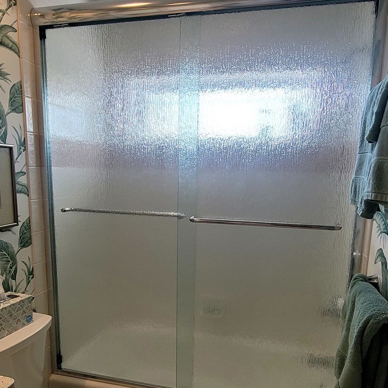Lemon-Bay-Glass_Textured-Glass-By-pass-Tub-Shower-Enclosure-Sliding Door Enclosures